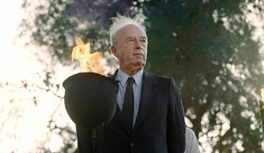 İzak Rabin, İsrailli asker ve politikacı. İsrail’in 5. Başbakanı olan Rabin, 1974-77 yılları arasında ve 1992 ile 1995 yılındaki suikastına kadar olan süre olmak üzere iki dönem başbakanlık yaptı. 1994 yılında Rabin, Şimon Peres ve Yaser Arafat ile birlikte Nobel Barış Ödülü’nü kazandı.