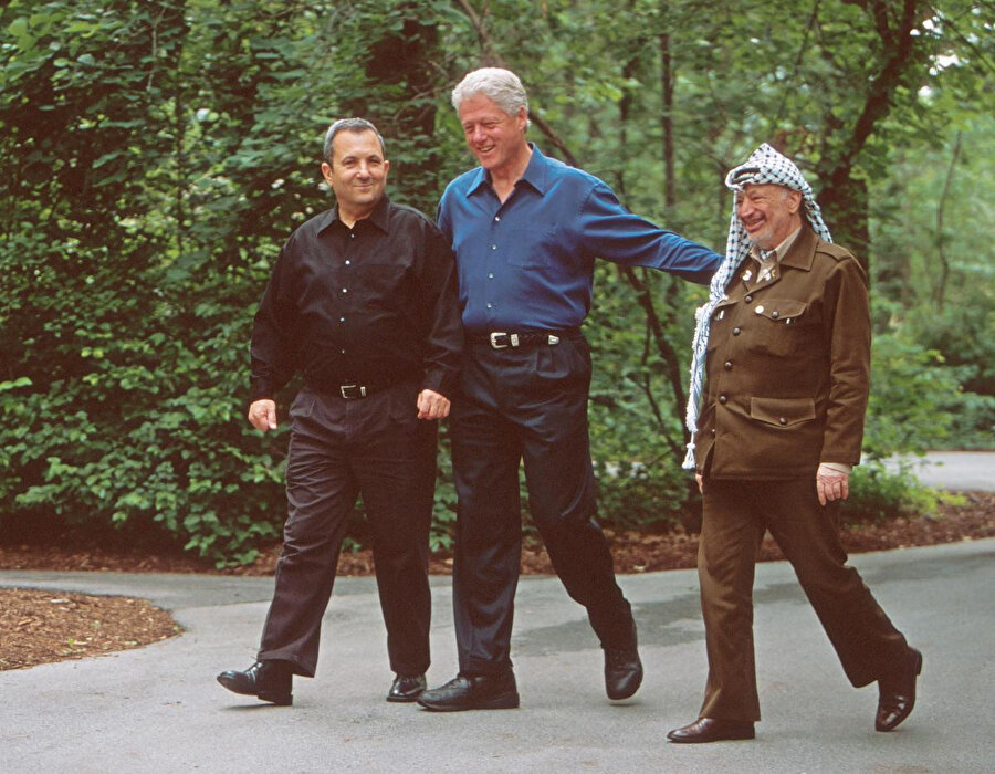 Amerika Birleşik Devletleri Başkanı Bill Clinton'un, İsrail Başbakanı Ehud Barak'ın ve Filistin Ulusal Yönetimi Başkanı Yaser Arafat'ın bir araya geldikleri 2000 Camp David Zirvesi.