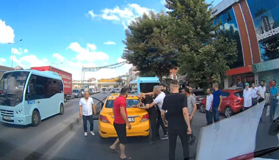 Cadde ortasında kadını darbetti: Çevredekiler tekme tokat dövdü