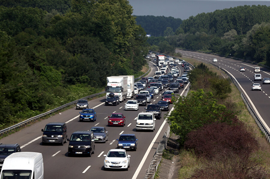 Bayram tatili için yola çıkanlar Bolu Dağı'nda uzun araç kuyrukları oluşturdu