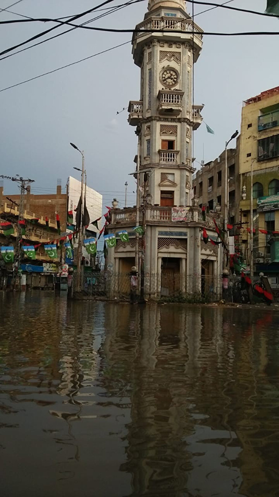 Pakistan'da, ülke genelinde 5 Temmuz'dan bu yana devam eden şiddetli yağışlar sonucu hayatını kaybedenlerin sayısı 62'ye çıktı.