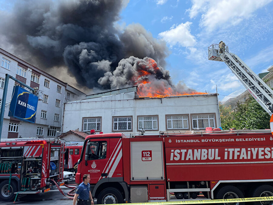 Bağcılar'da iş yerinin çatısında yangın çıktı