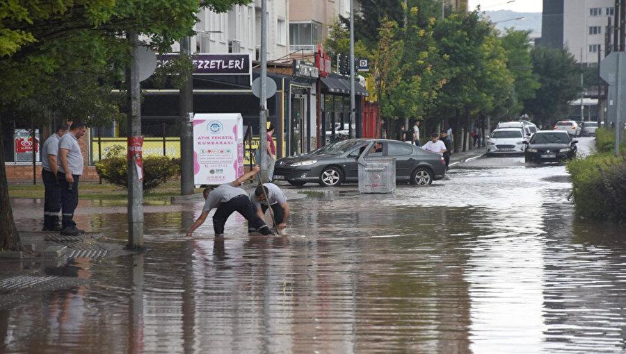 Kuvvetli yağış sonucu yollar göl oldu