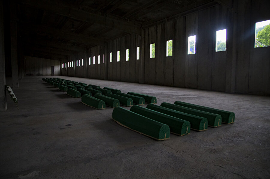 11 Temmuz'da defnedilecek 50 kurbanın yeşil çuhaya sarılı tabutları, BM bünyesinde görev yapan Hollandalı askerlerin üs olarak kullandığı eski akümülatör fabrikasında sessiz bekleyişlerini sürdürüyor. 