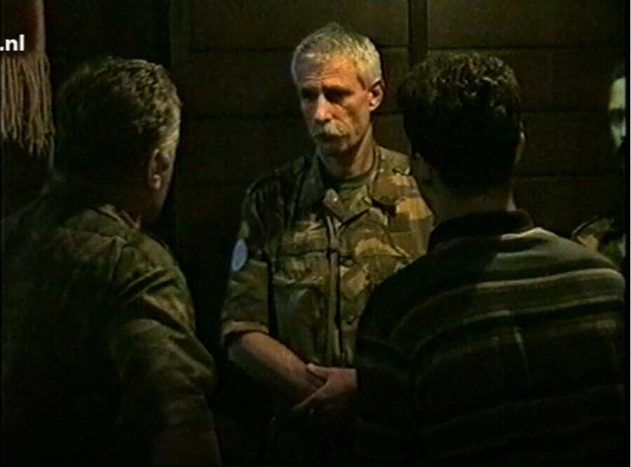 Srebrenitsa BM Barış Gücü Komutanı Karremans’ın çaresizliği vücut hareketlerine yansıyor, Mladiç karşısında el pençe duruyordu.