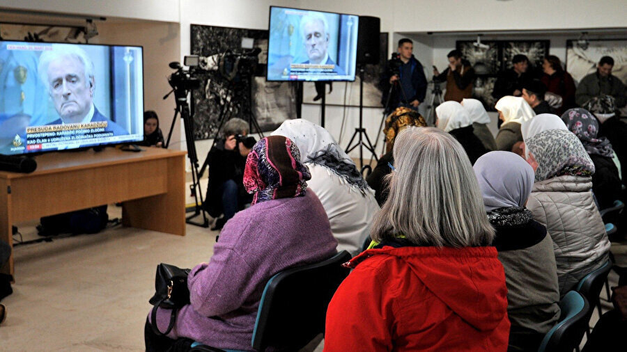 1995 Srebrenitsa Soykırımı'ndan sağ kurtulan Bosnalı Müslüman kadınlar, 20 Mart 2019'da Lahey'deki Uluslararası Ceza Mahkeme'sindeki süreç başlamadan önce Sırp savaş suçlusu Radovan Karadziç'in son sözlerini sarf ettiği canlı yayını izlemek için Potaçari'deki Srebrenitsa Soykırımı anma merkezinde toplandı.