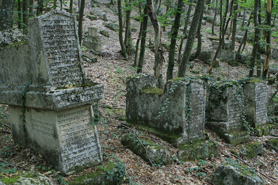 Kırım Bahçesaray'da Çufut Kale bölgesindeki Karay Türklerinin mezarlığı.