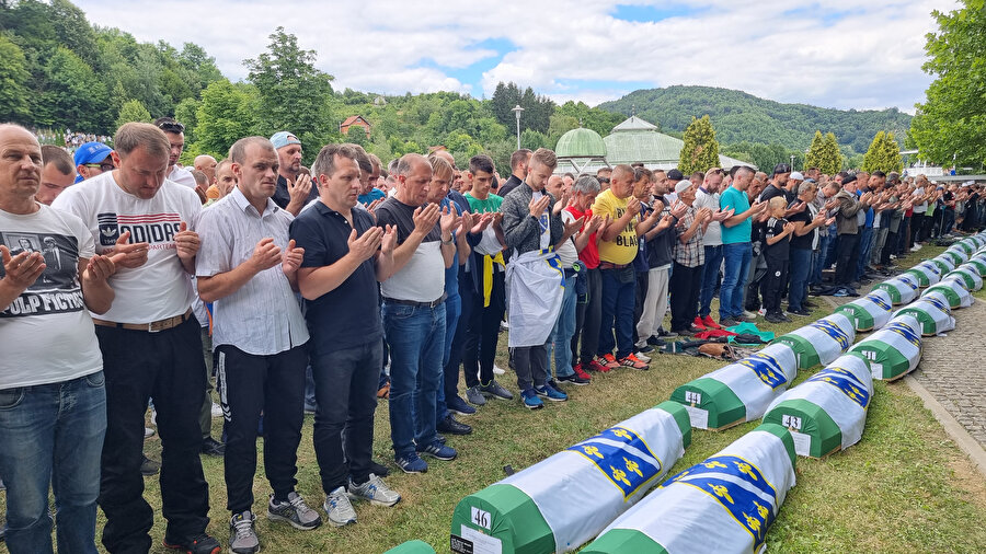 Bu yılki törenle birlikte kimlikleri tespit edilen 50 soykırım kurbanı daha toprağa verilirken, Srebrenitsa kurbanlarının sayısı 6 bin 721’e yükseldi.