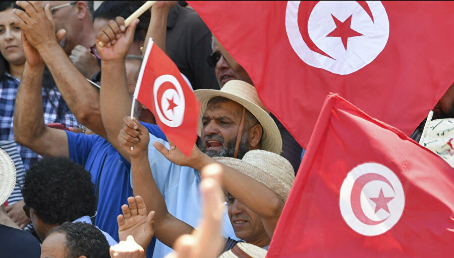 Tunuslular başkent Tunus'ta Cumhurbaşkanı Kays Said'i ve 25 Temmuz'da yapılacak anayasa referandumunu protesto etti.