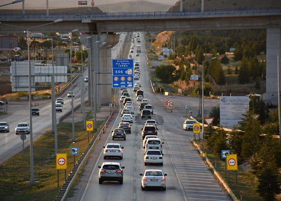 Bayram dönüş trafiği başladı: 'Kilit kavşak'ta yoğunluk yaşanıyor