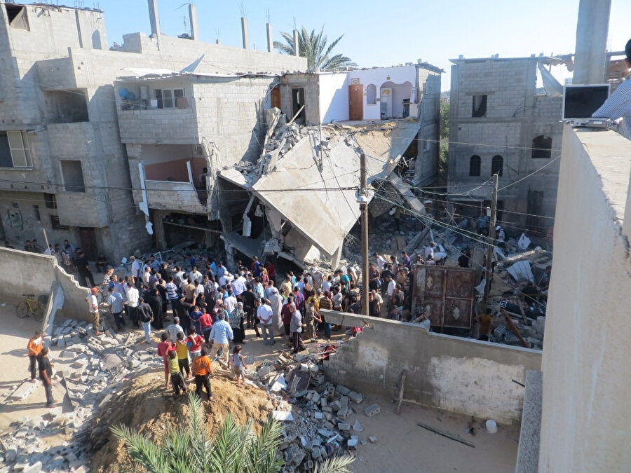 İsrail saldırılarında evleri yıkılan ya da zarar gören yüzlerce Filistinli aile, hala evlerinin yeniden imar edilmesini ya da zarar gören kısımlarının iyileştirilmesini bekliyor.