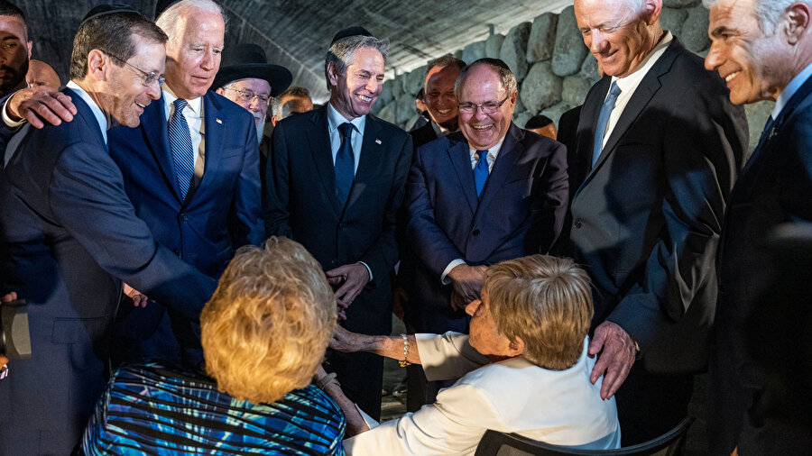 Biden, Soykırım Anıtı'nda Holokost'tan kurtulan iki kadınla konuşurken 