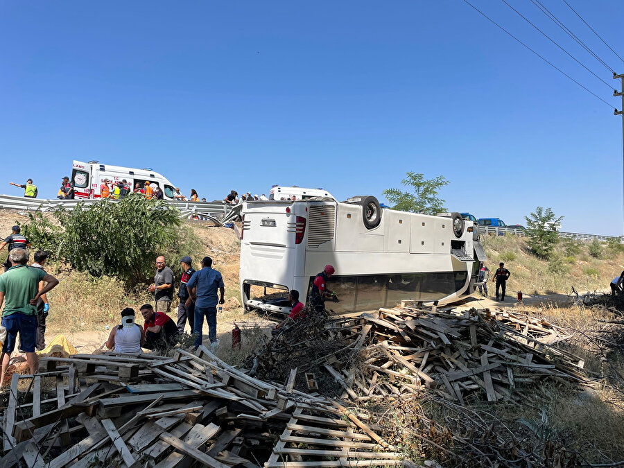 Denizli'de tur otobüsü şarampole devrildi