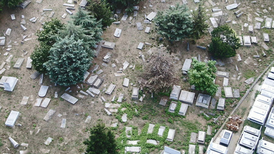 Hasköy Yahudi Mezarlığı'nda mezar taşlarını kırdılar