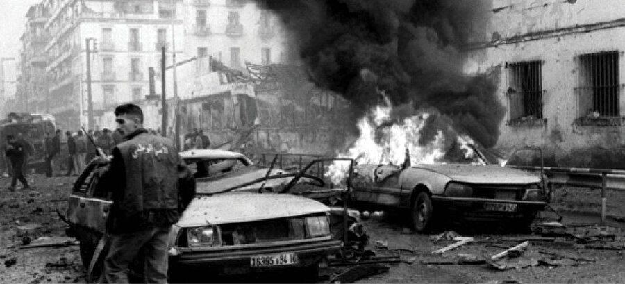İslami Selamet Cephesi'ne karşı yapılan darbeden sonra Cezayir sokakları.