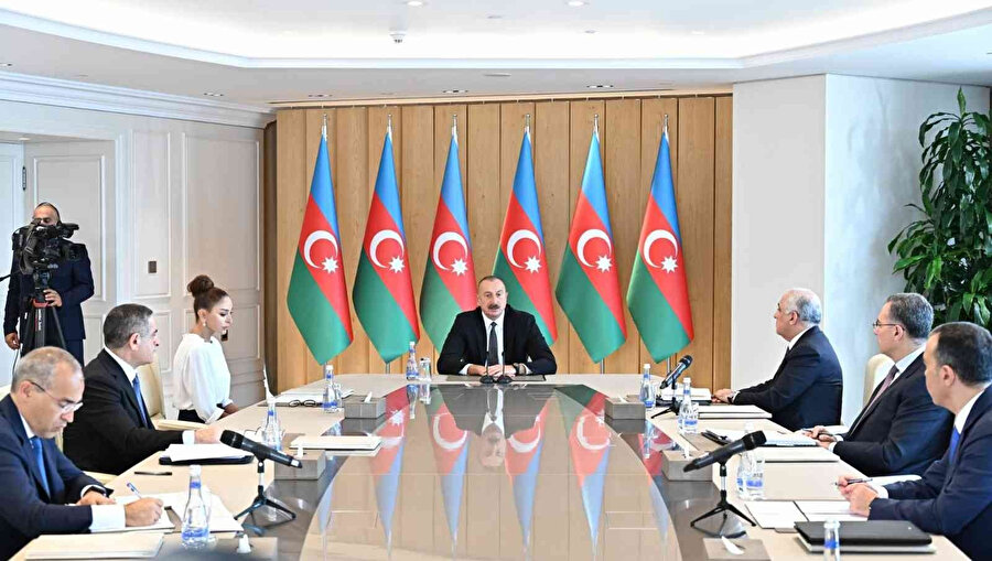Aliyev, sınır hattını belirlemek için oluşturulan çalışma gruplarının ilk toplantılarını yapmalarının ve Azerbaycan'ın önerdiği, barış anlaşmasının temelini oluşturacak 5 şartın Ermenistan tarafından kabul edilmesinin olumlu gelişmeler olduğunu fakat henüz net adımların atılmadığını dile getirdi.