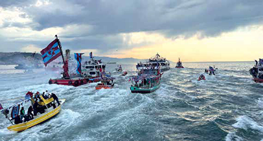 Bordo-mavili taraftarların şampiyonluk sevinci.