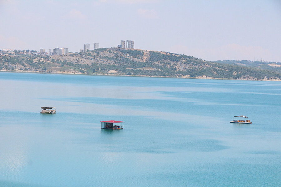 Göle kaçak barakalar yapıldı: Günlüğü 700 liraya kiralanıyor