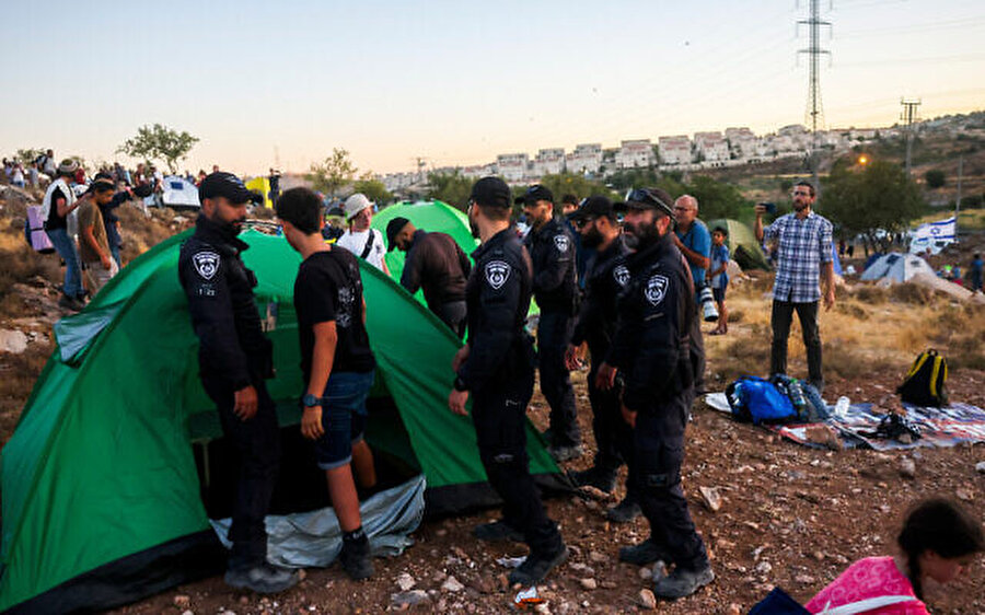 İsrail polisi, İsrail yasalarına göre de hukuk dışı kabul edilen gecekondu yerleşimcilerini tahliye ediyor. 