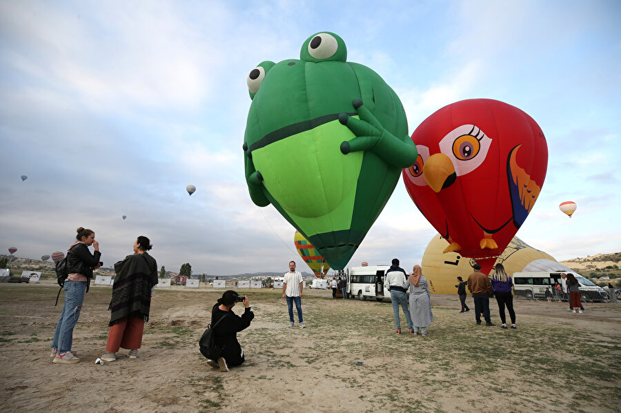 Kapadokya'da balon festivali başladı: Gökyüzünde ilginç görüntüler oluştu
