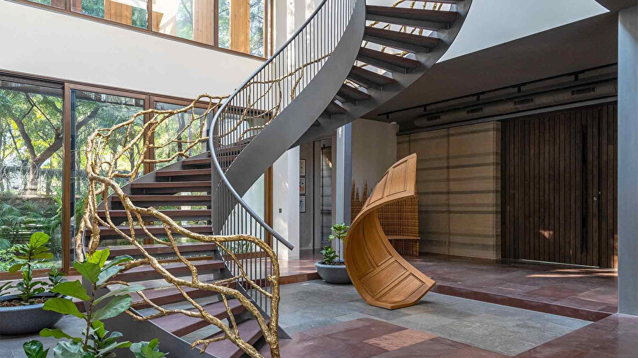 Spiral merdiven ve spiral kapı enstalasyonu birlikte anıtsal bir görünüm sergiliyor.