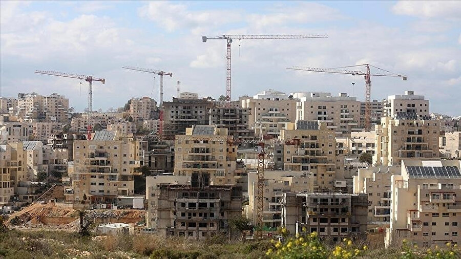 Raporda, 2021'de Batı Şeria ve Doğu Kudüs'teki yasa dışı Yahudi yerleşim birimi planlarının geçen yıllara göre ivme kazandığı ve toplamda 22 bin 30 yeni konut için adım atıldığı belirtildi.