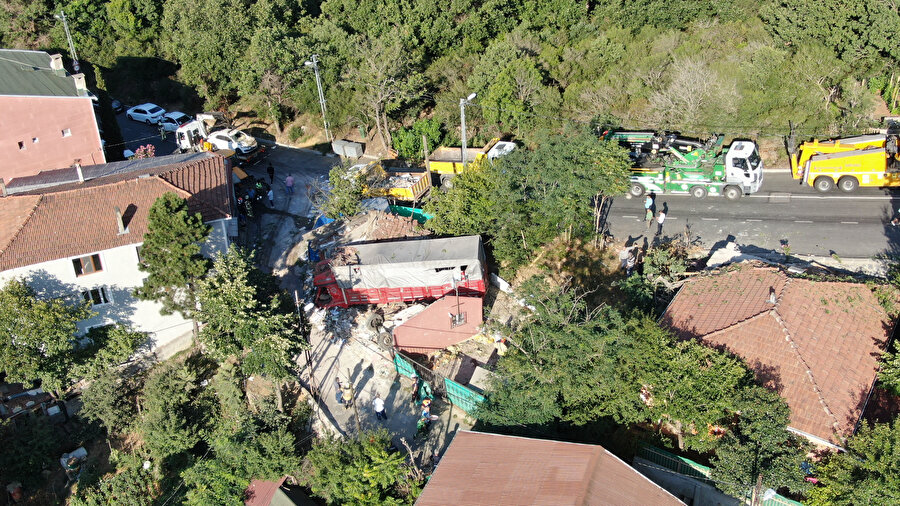 İstanbul'da kamyon gecekondunun üzerine uçtu