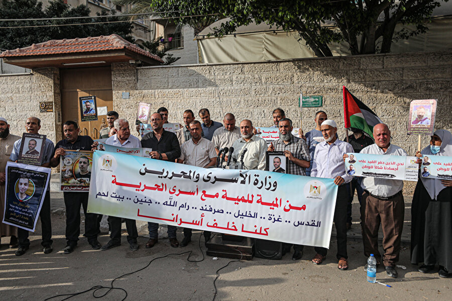 Filistinli tutukluların resimlerini taşıyan göstericiler, İsrail'in tutuklular aleyhindeki uygulamalarına tepki gösterdi ve acil müdahale çağrısı yaptı.