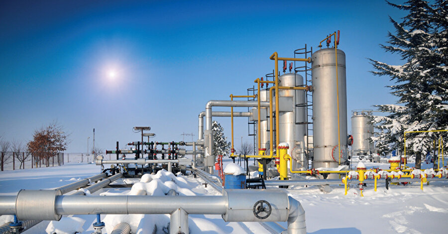 Almanya, Rus gazı bağımlılığını azaltma çabalarını arttırarak, ülkenin ilk LNG terminalinin çalışmalarına başladı.