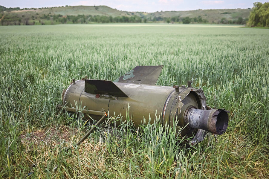 Ukrayna’nın Donetsk bölgesindeki Soledar kasabası yakınlarında bir buğday tarlasında Rus Tochka-U balistik füzesinin kalıntıları görülüyor.