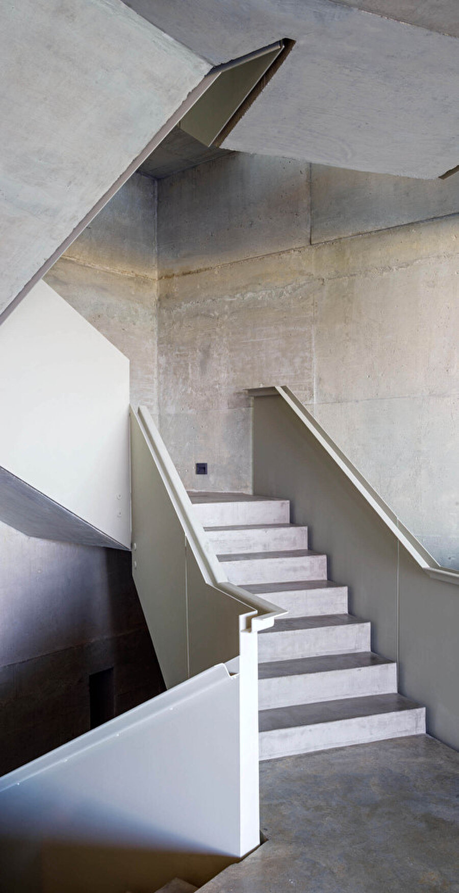 Merdivenler doğrudan iç mekanlara ve manzaraya ulaşım sağlıyor.