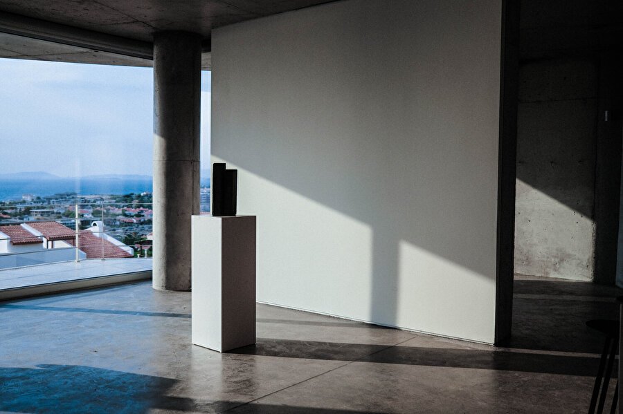 Geniş açıklıklar sayesinde akşam güneşi iç mekanları dolduruyor.