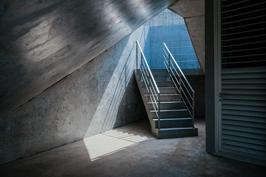 Arka planda yer alan merdivenlerde betonarmenin soğuk atmosferi hakim oluyor.