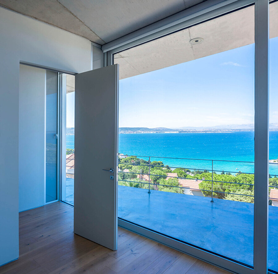 İç mekanlar bütüncül bir şekilde manzaraya bakıyor.