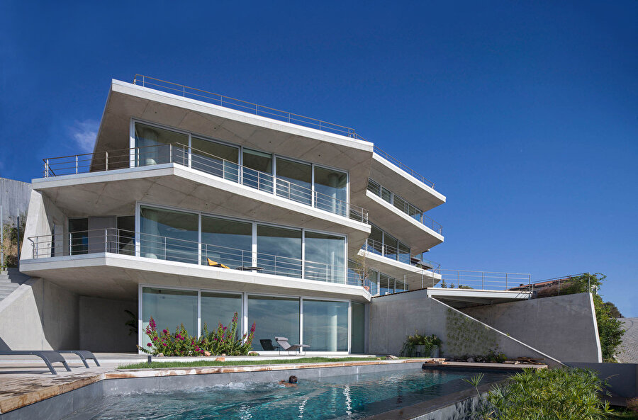 Denize yönelen cephelerde kesintisiz cam doğramalar yer alıyor.