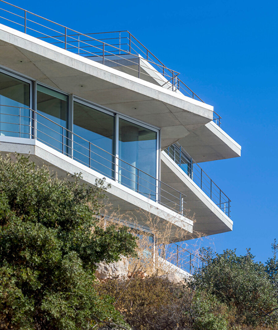 Villa Topos’un asimetrik terasları dinamik bir görünüm oluşturuyor.