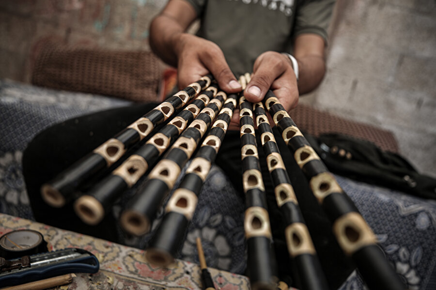 Okulu ile evi arasındaki yol boyunca argul yapımında kullanılan kamışlardan çokça bulunduğunu söyleyen Hamide, gittikçe işinde ustalaşmış ve argul yapımı onun için geçim kaynağı olan bir sanata dönüşmüş.