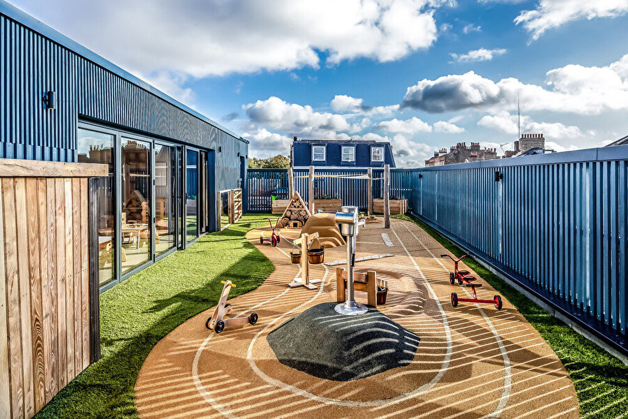 Bahçenin olmadığı yapılarda çatı terasında açık oyun alanları tasarlanıyor.