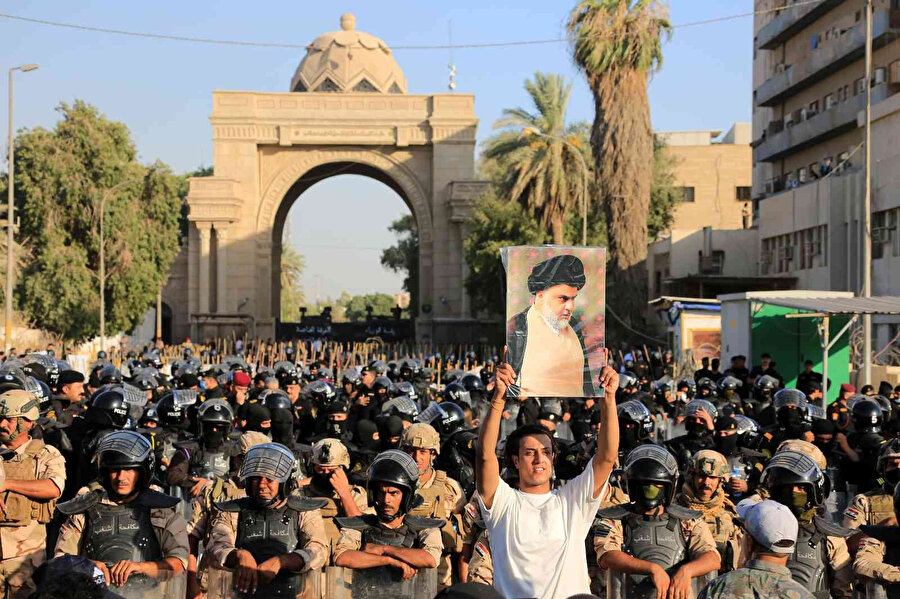 Yeşil Bölgesi'nin ana kapısının önünde toplanan Mukteda es-Sadr'ın destekçilerini kontrol altında tutmak üzere konuşlandırılan Irak güvenlik güçleri.