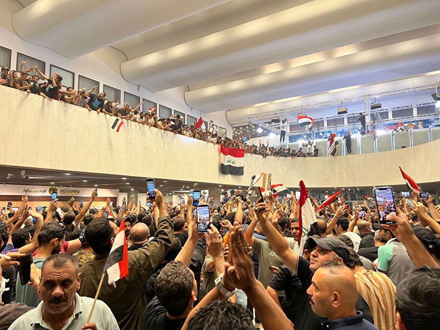Sadr'ın destekçileri parlamentonun içinde.