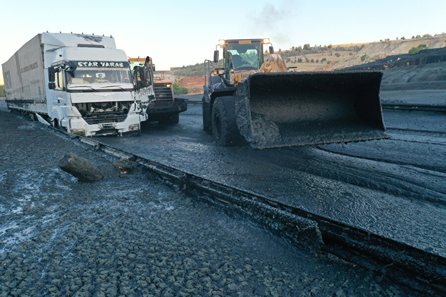 Atık su üç ili birbirine bağlayan yolu kapattı