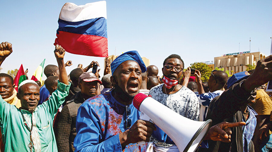 ​Geçtiğimiz günlerde Amerika Birleşik Devletleri, askerî operasyonlarını, yatırımlarını, oligarşilerini ve şüpheli yasadışı para akışlarını izleyerek, Afrika’daki Rusya’nın varlığına karşı bir yasa çıkardı. Bunun nedeni; kısmen Afrika ülkelerinin yarısından fazlasının Birleşmiş Milletler’in, Rusya’nın Ukrayna’yı işgaline ilişkin kararlarında tarafsız olmayı seçmesiydi.