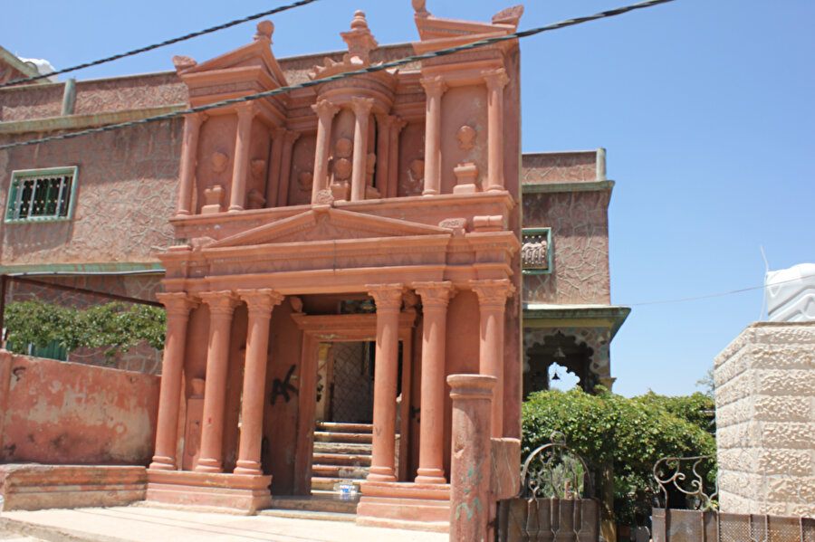 Sanatçının eserleri arasında Petra Antik Kenti'nin bilinen yüzü El-Hazne, İstanbul Boğazı ve Suriye'deki Hama Su Değirmenleri de bulunuyor.