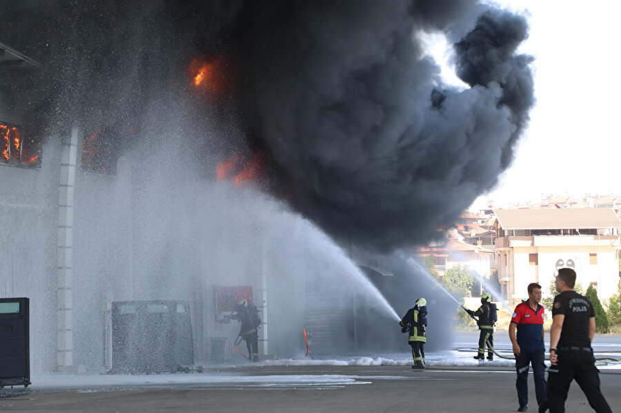Denizli Emniyet Müdürlüğü'nün lojistik deposunda yangın
