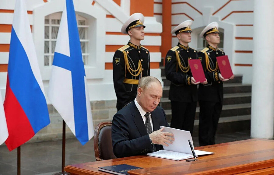 Rusya'nın St. Petersburg kentinde Rus Donanması Günü nedeniyle deniz geçit töreni düzenlendi.