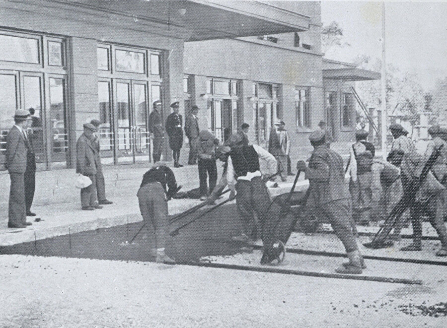 Garın önündeki İstasyon Meydanı’nın inşaatından bir fotoğraf, Kaynak: Salt Araştırma.
