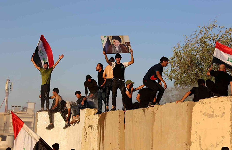 Sadr’ın açıklaması sonrası yüzlerce destekçisi Yeşil Bölge’ye akın etmeye başladı.