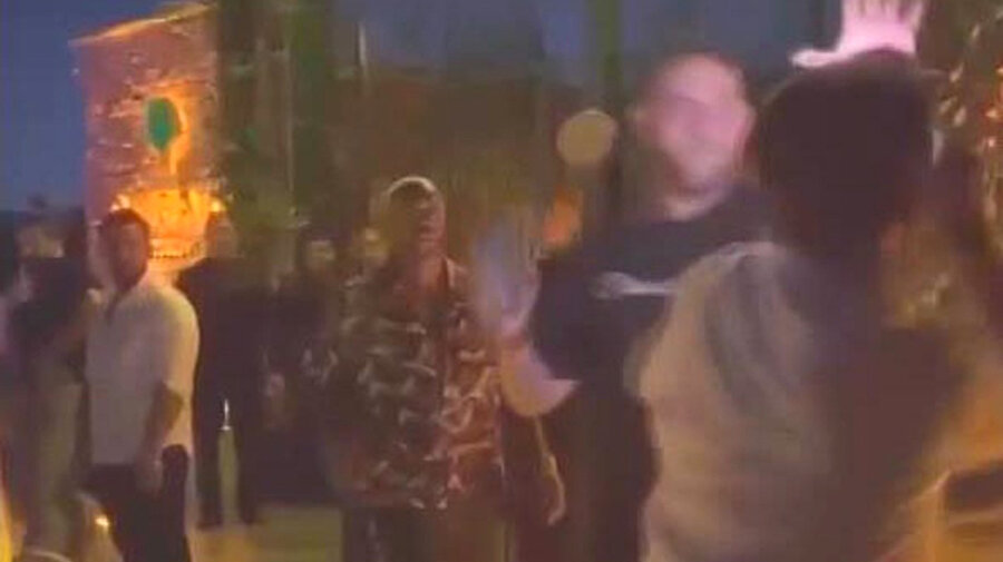 Manuel Fernandes, kız arkadaşlarıyla birlikte geldiği Kuruçeşme'deki eğlence mekanı çıkışında kendisini görüntüleyen muhabire saldırdı.