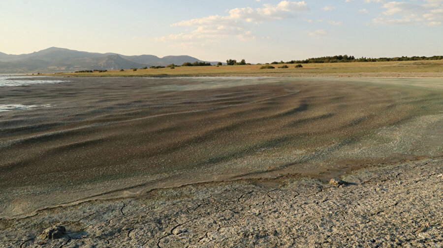 Türkiye'nin 7. büyük gölü kuraklıkla karşı karşıya: Suyun rengi değişti