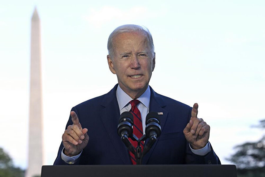 ABD Başkanı Joe Biden, 1 Ağustos 2022 Pazartesi günü Washington'da Beyaz Saray'ın Mavi Oda Balkonundan konuşuyor ve Afganistan'da bir ABD hava saldırısının El Kaide lideri Eymen Zevahiri'yi öldürdüğünü açıklıyor. (AP aracılığıyla Jim Watson)